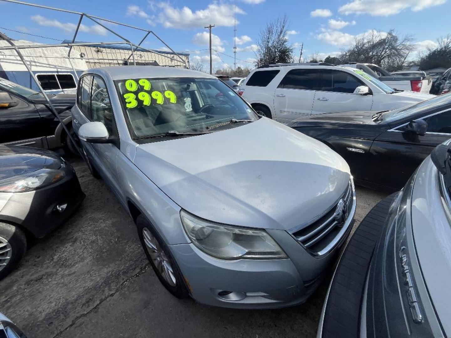 2009 GRAY VOLKSWAGEN TIGUAN S (WVGAV75N19W) with an 2.0L L4 DOHC 16V TURBO engine, AUTOMATIC transmission, located at 2303 West Mt. Houston, Houston, 77038, (281) 507-3956, 29.771597, -95.339569 - Photo#3