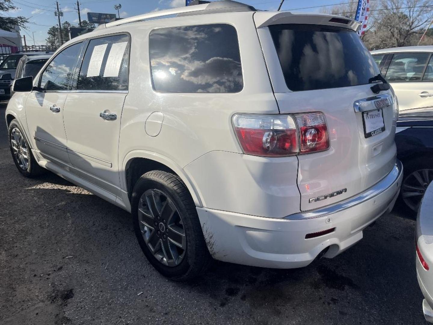 2012 WHITE GMC ACADIA Denali AWD (1GKKVTED5CJ) with an 3.6L V6 DOHC 24V engine, AUTOMATIC transmission, located at 2303 West Mt. Houston, Houston, 77038, (281) 507-3956, 29.771597, -95.339569 - Photo#2