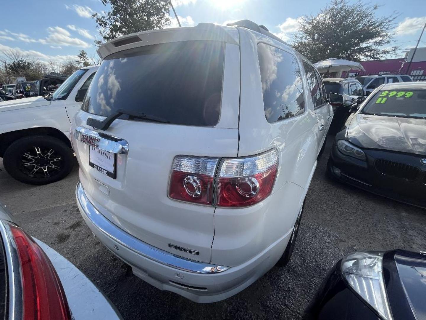 2012 WHITE GMC ACADIA Denali AWD (1GKKVTED5CJ) with an 3.6L V6 DOHC 24V engine, AUTOMATIC transmission, located at 2303 West Mt. Houston, Houston, 77038, (281) 507-3956, 29.771597, -95.339569 - Photo#3