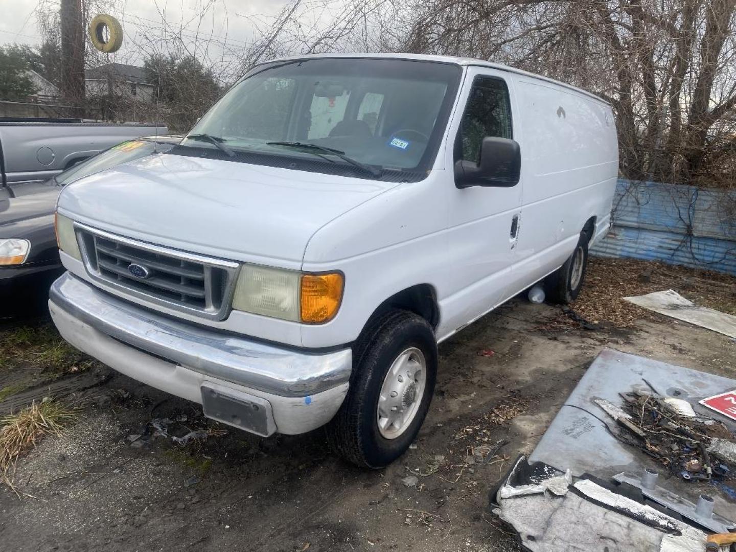 2004 WHITE FORD ECONOLINE E-250 Extended (1FTNS24W64H) with an 4.6L V8 SOHC 16V engine, AUTOMATIC transmission, located at 2303 West Mt. Houston, Houston, 77038, (281) 507-3956, 29.771597, -95.339569 - Photo#3