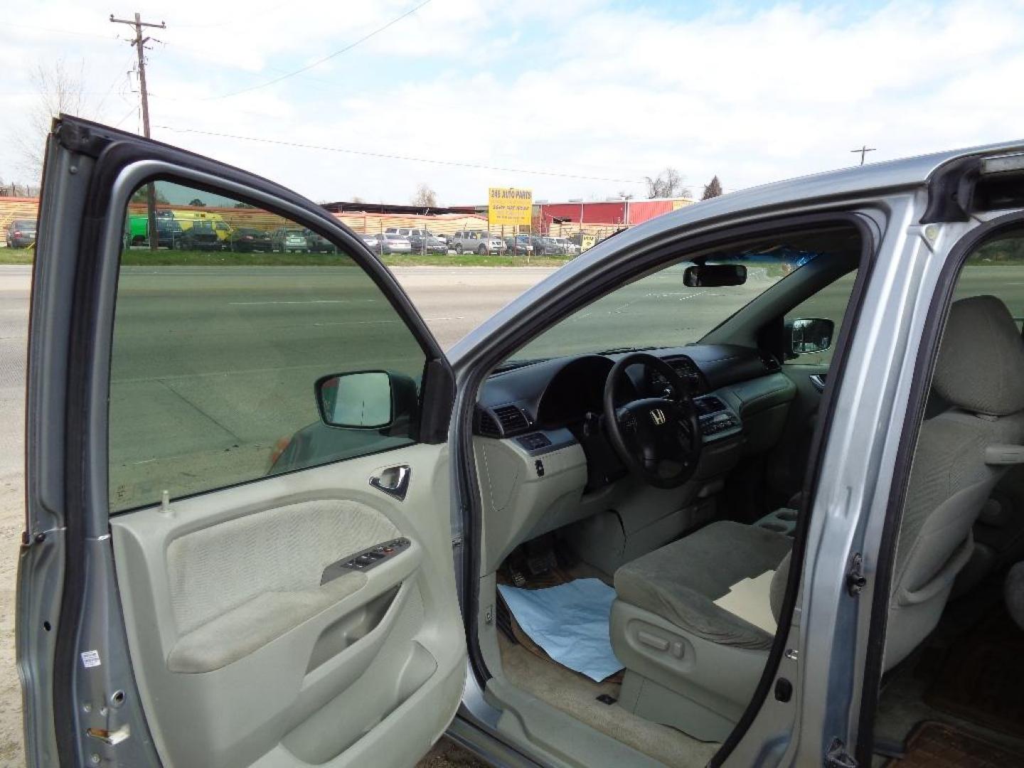 2009 SILVER HONDA ODYSSEY EX (5FNRL38419B) with an 3.5L V6 SOHC 24V engine, AUTOMATIC transmission, located at 2303 West Mt. Houston, Houston, 77038, (281) 507-3956, 29.771597, -95.339569 - Photo#6