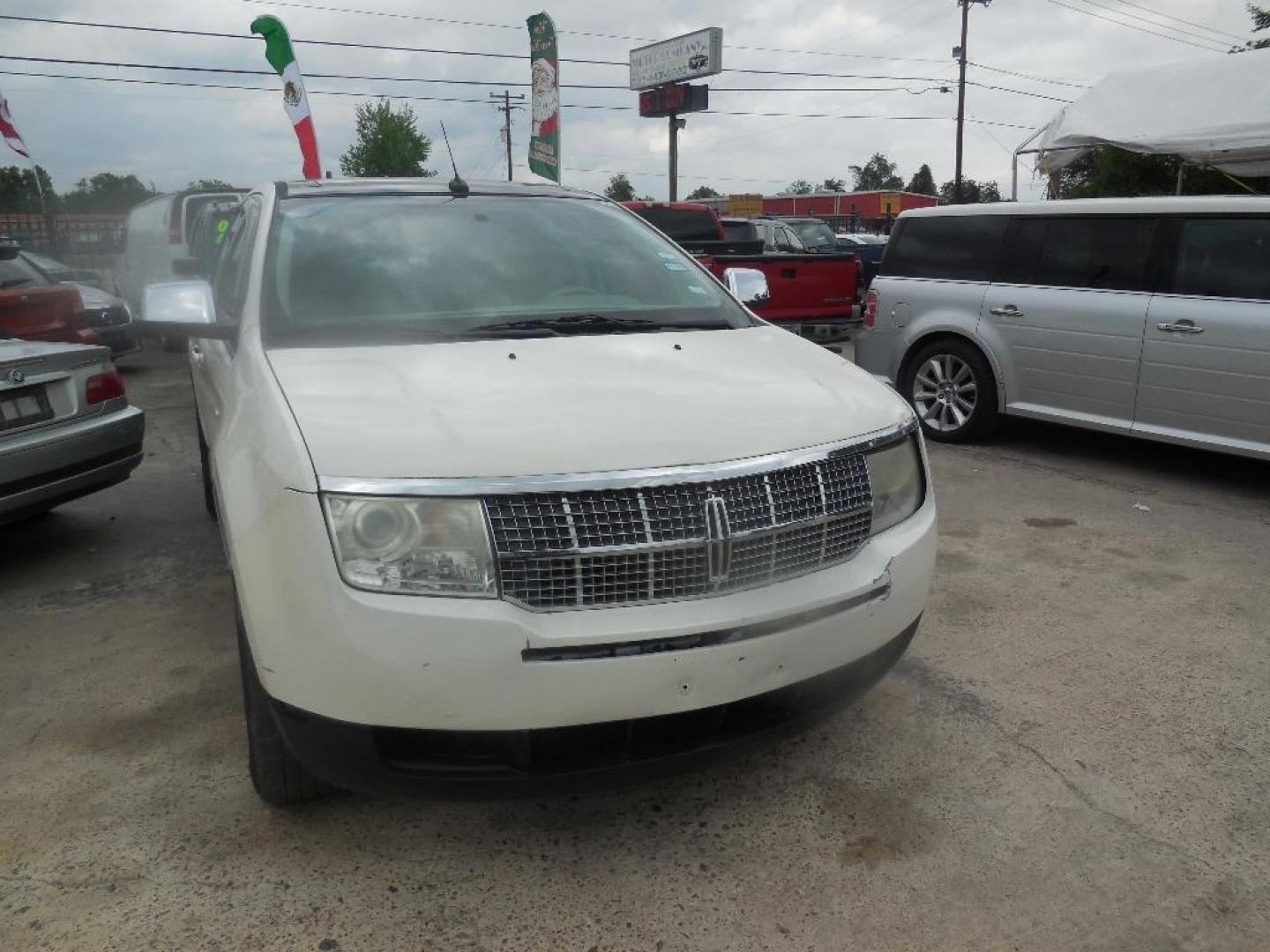 2007 WHITE LINCOLN MKX FWD (2LMDU68C67B) with an 3.5L V6 DOHC 24V engine, AUTOMATIC transmission, located at 2303 West Mt. Houston, Houston, 77038, (281) 507-3956, 29.771597, -95.339569 - Photo#0