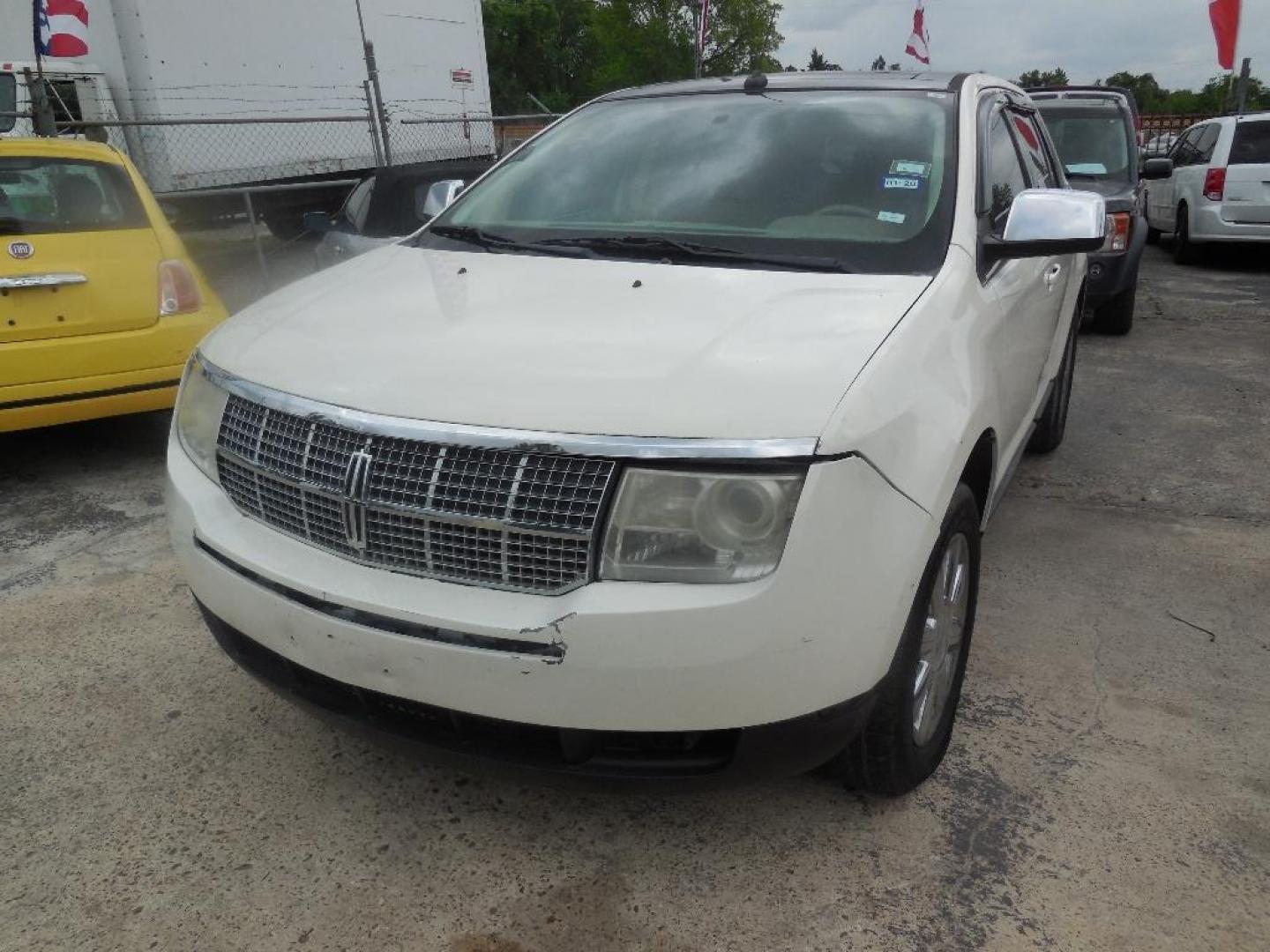 2007 WHITE LINCOLN MKX FWD (2LMDU68C67B) with an 3.5L V6 DOHC 24V engine, AUTOMATIC transmission, located at 2303 West Mt. Houston, Houston, 77038, (281) 507-3956, 29.771597, -95.339569 - Photo#5