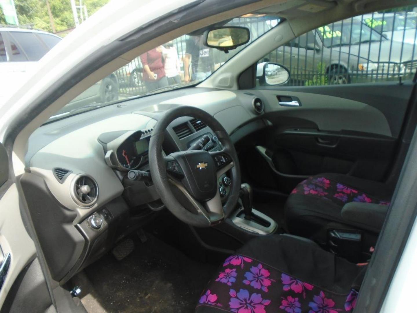 2012 WHITE CHEVROLET SONIC 2LT Sedan (1G1JC5SH9C4) with an 1.8L L4 DOHC 24V engine, AUTOMATIC transmission, located at 2303 West Mt. Houston, Houston, Texas, 77038, (281) 507-3956, 29.771597, -95.339569 - Photo#6