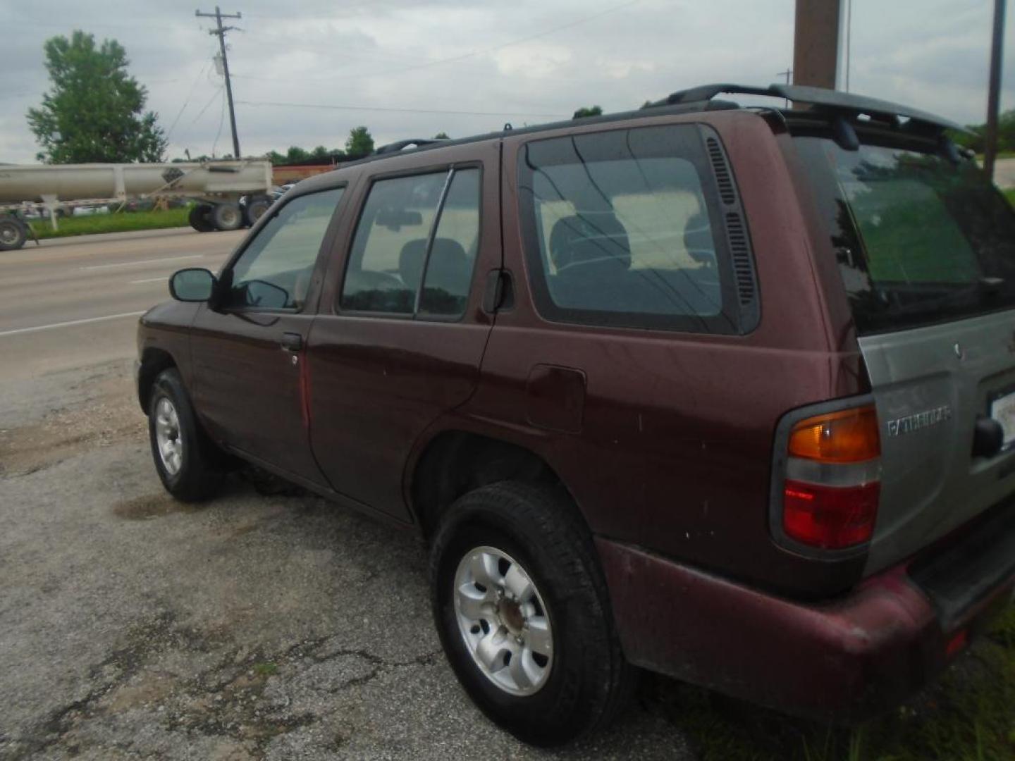 1998 MAROON NISSAN PATHFINDER XE 4WD (JN8AR05Y7WW) with an 3.3L V6 OHV 12V engine, AUTOMATIC transmission, located at 2303 West Mt. Houston, Houston, 77038, (281) 507-3956, 29.771597, -95.339569 - Photo#2