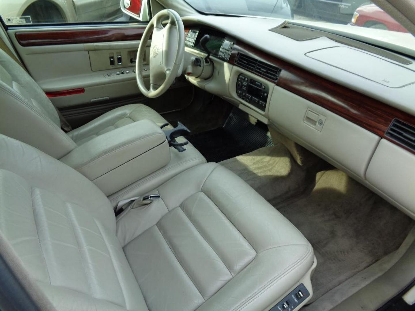 1996 WHITE CADILLAC DEVILLE Sedan (1G6KD52YXTU) with an 4.6L V8 DOHC 32V engine, AUTOMATIC transmission, located at 2303 West Mt. Houston, Houston, 77038, (281) 507-3956, 29.771597, -95.339569 - Photo#4