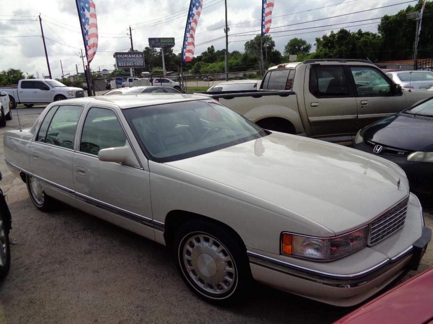 1996 WHITE CADILLAC DEVILLE Sedan (1G6KD52YXTU) with an 4.6L V8 DOHC 32V engine, AUTOMATIC transmission, located at 2303 West Mt. Houston, Houston, 77038, (281) 507-3956, 29.771597, -95.339569 - Photo#1