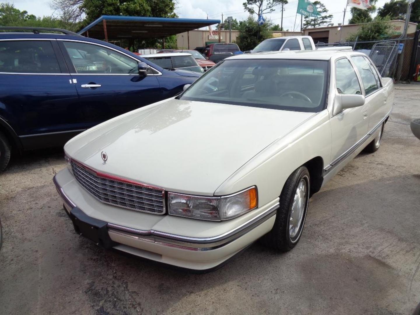 1996 WHITE CADILLAC DEVILLE Sedan (1G6KD52YXTU) with an 4.6L V8 DOHC 32V engine, AUTOMATIC transmission, located at 2303 West Mt. Houston, Houston, Texas, 77038, (281) 507-3956, 29.771597, -95.339569 - Photo#0