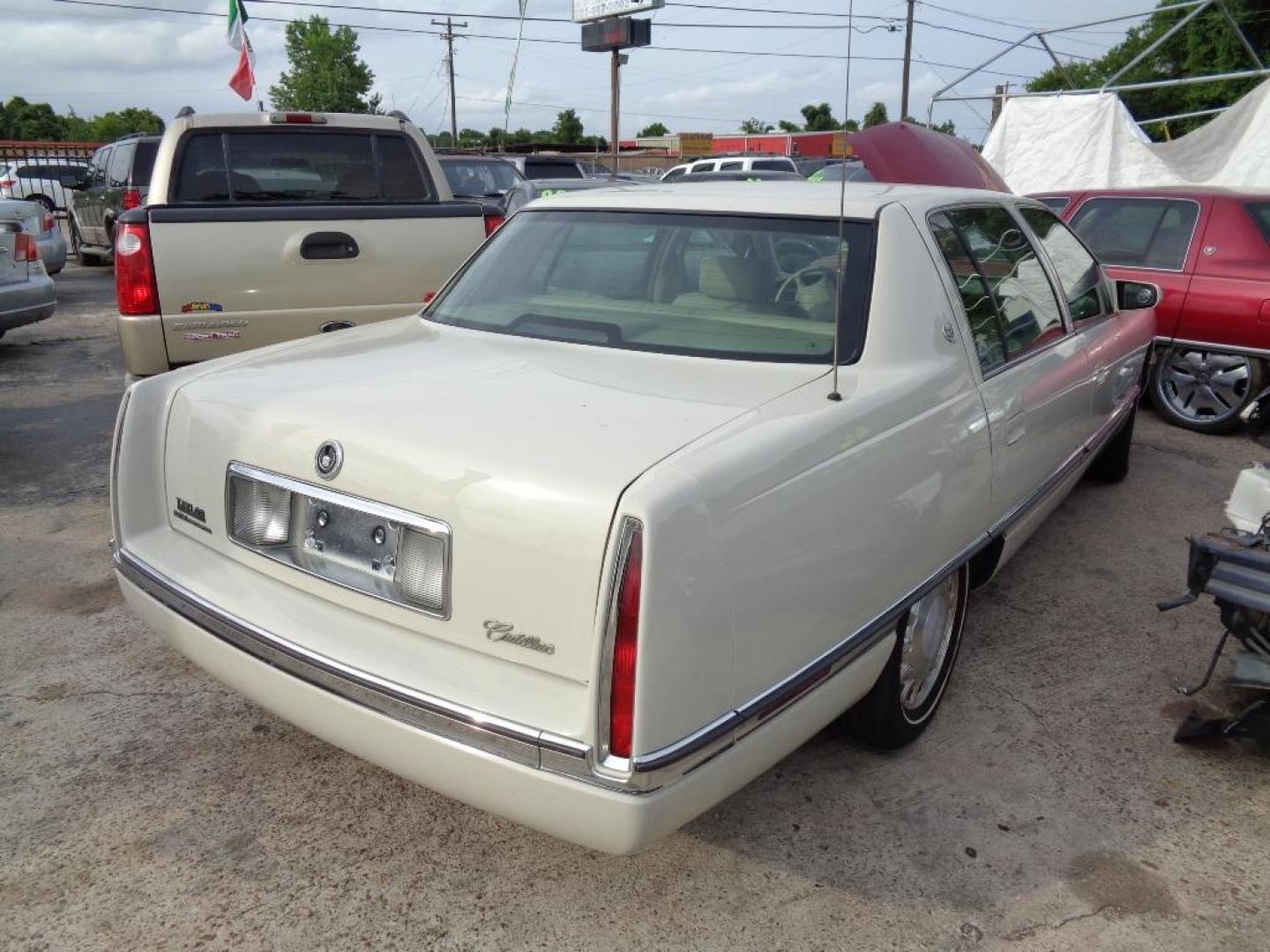 1996 WHITE CADILLAC DEVILLE Sedan (1G6KD52YXTU) with an 4.6L V8 DOHC 32V engine, AUTOMATIC transmission, located at 2303 West Mt. Houston, Houston, 77038, (281) 507-3956, 29.771597, -95.339569 - Photo#2