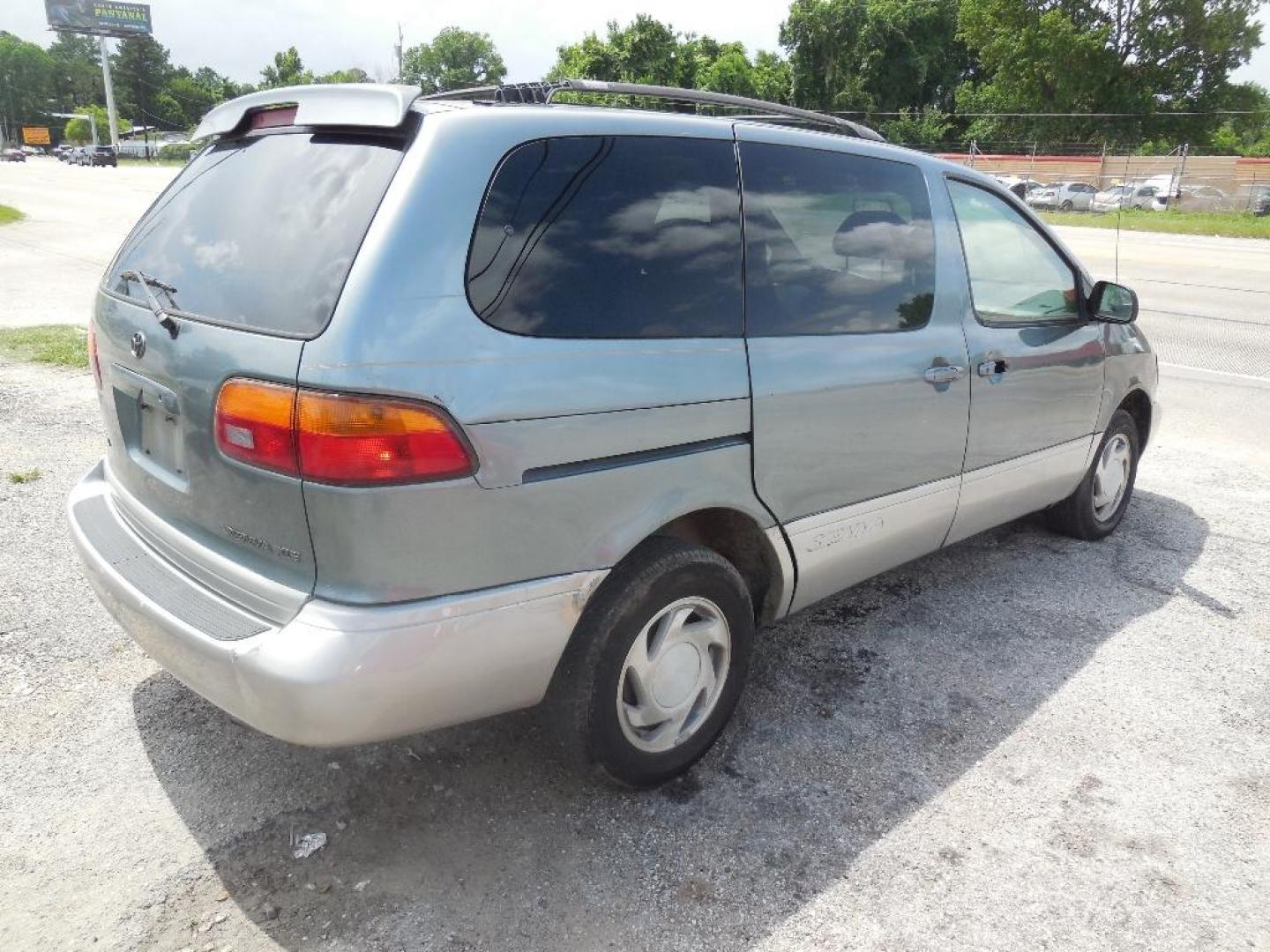 1999 SILVER TOYOTA SIENNA LE 4-Door (4T3ZF13C8XU) with an 3.0L V6 DOHC 24V engine, AUTOMATIC transmission, located at 2303 West Mt. Houston, Houston, 77038, (281) 507-3956, 29.771597, -95.339569 - Photo#1