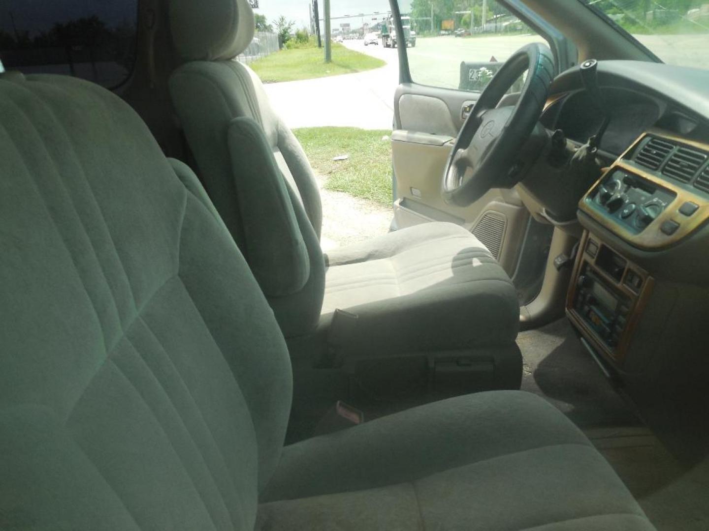 1999 SILVER TOYOTA SIENNA LE 4-Door (4T3ZF13C8XU) with an 3.0L V6 DOHC 24V engine, AUTOMATIC transmission, located at 2303 West Mt. Houston, Houston, 77038, (281) 507-3956, 29.771597, -95.339569 - Photo#5