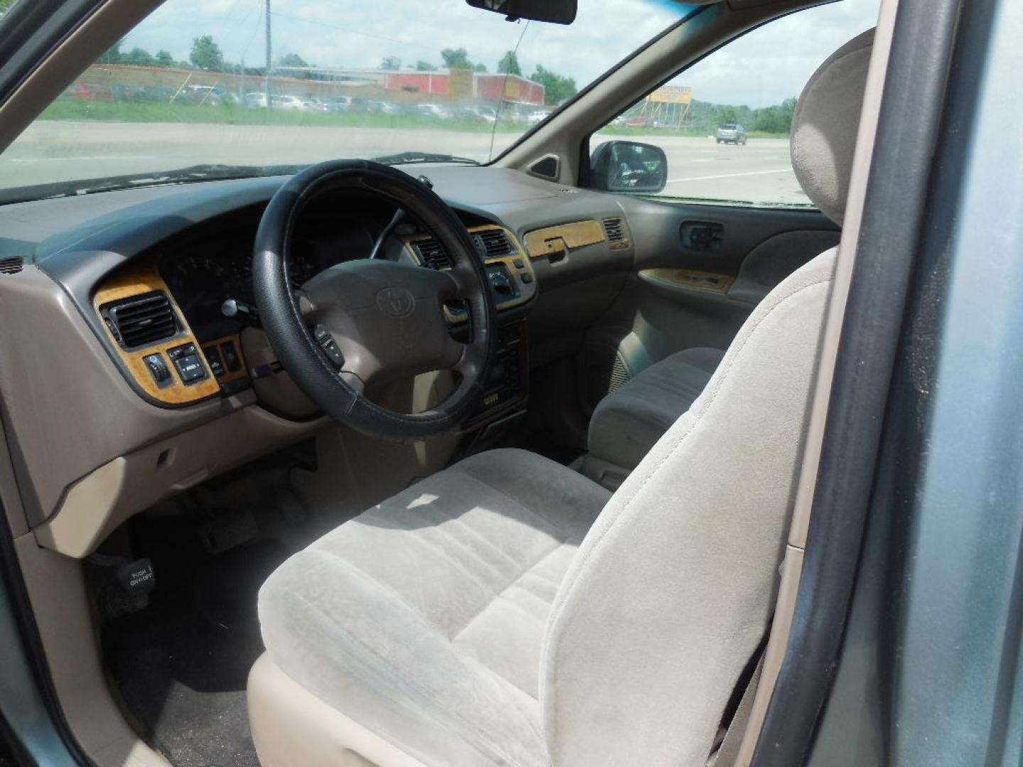 1999 SILVER TOYOTA SIENNA LE 4-Door (4T3ZF13C8XU) with an 3.0L V6 DOHC 24V engine, AUTOMATIC transmission, located at 2303 West Mt. Houston, Houston, 77038, (281) 507-3956, 29.771597, -95.339569 - Photo#6