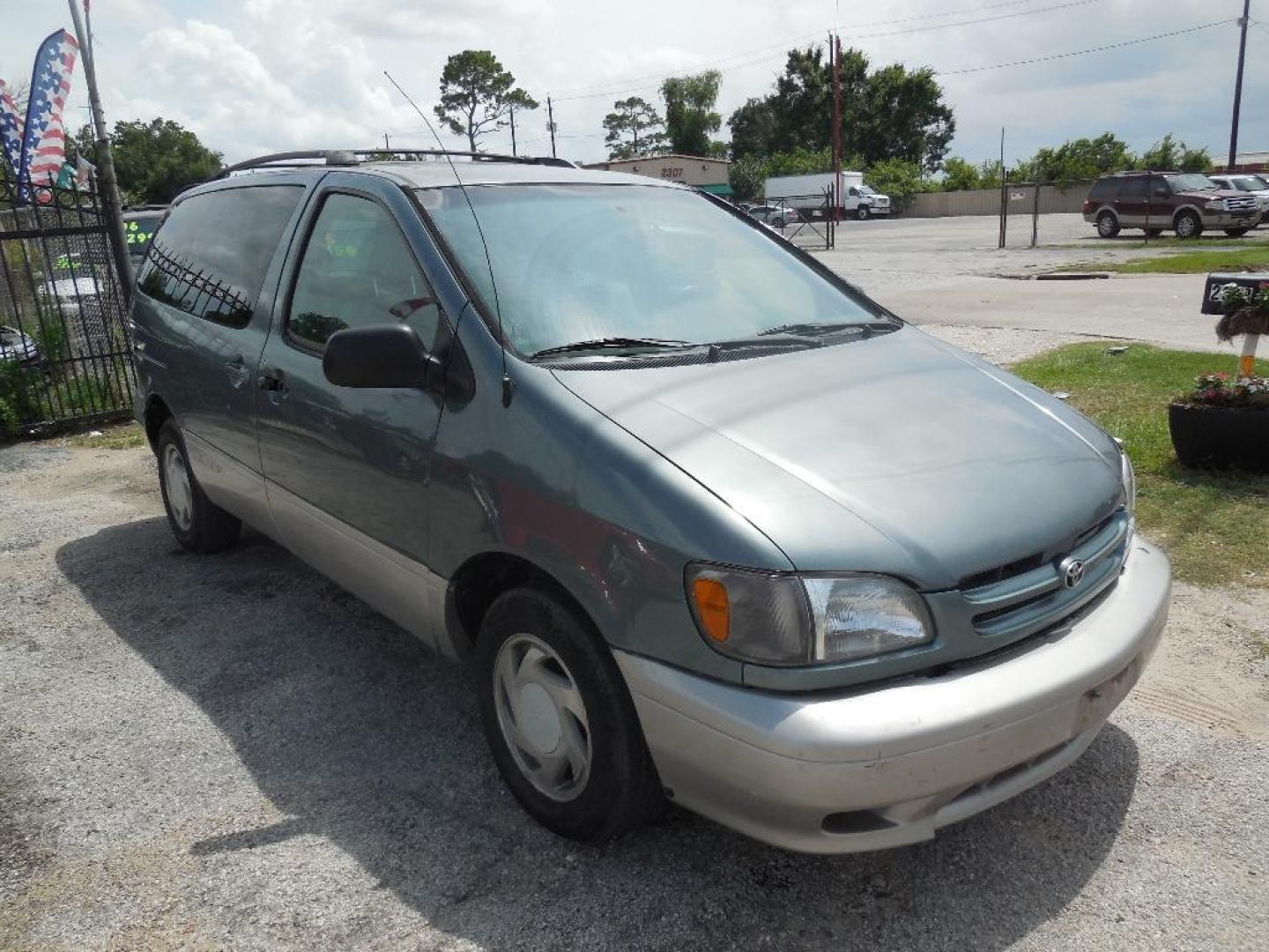 1999 SILVER TOYOTA SIENNA LE 4-Door (4T3ZF13C8XU) with an 3.0L V6 DOHC 24V engine, AUTOMATIC transmission, located at 2303 West Mt. Houston, Houston, 77038, (281) 507-3956, 29.771597, -95.339569 - Photo#7