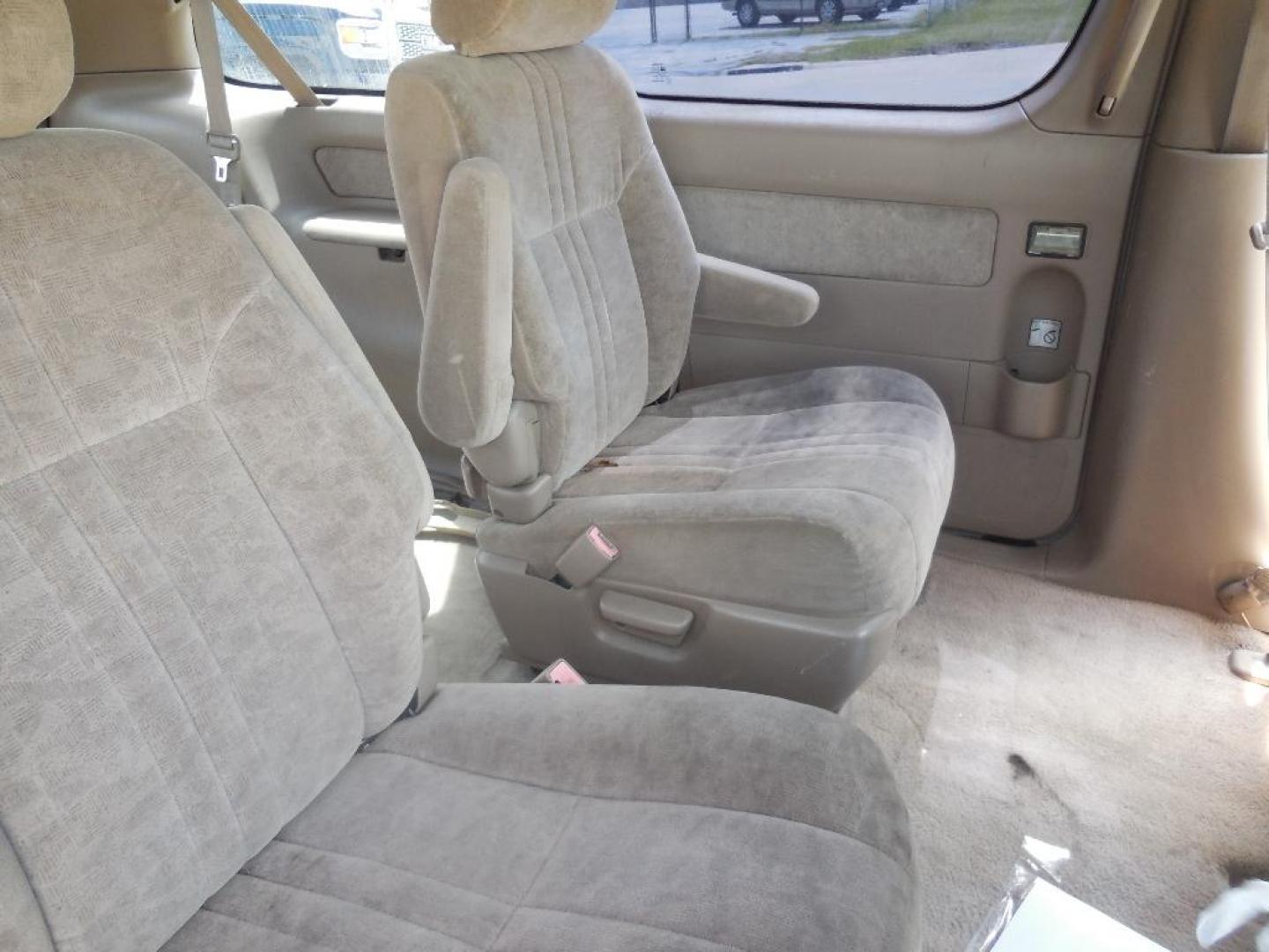 1999 SILVER TOYOTA SIENNA LE 4-Door (4T3ZF13C8XU) with an 3.0L V6 DOHC 24V engine, AUTOMATIC transmission, located at 2303 West Mt. Houston, Houston, 77038, (281) 507-3956, 29.771597, -95.339569 - Photo#4