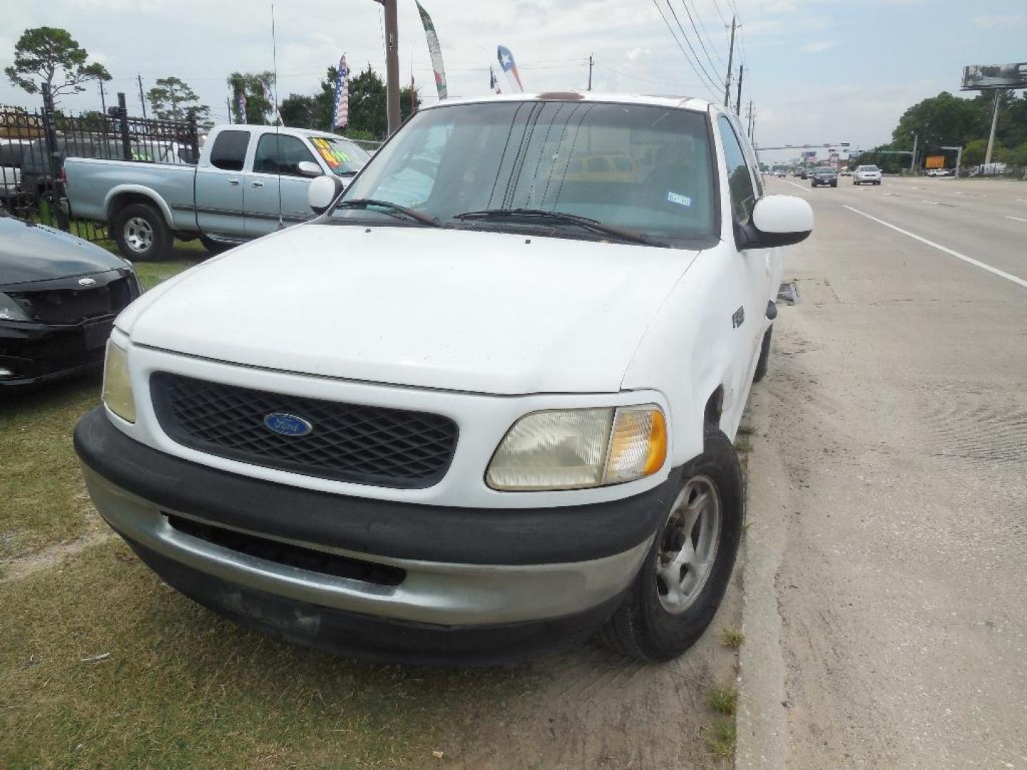 1997 WHITE FORD F-150 SuperCab Flareside Short Bed 2WD (1FTDX07W0VK) with an 4.6L V8 SOHC 16V engine, AUTOMATIC transmission, located at 2303 West Mt. Houston, Houston, 77038, (281) 507-3956, 29.771597, -95.339569 - Photo#5