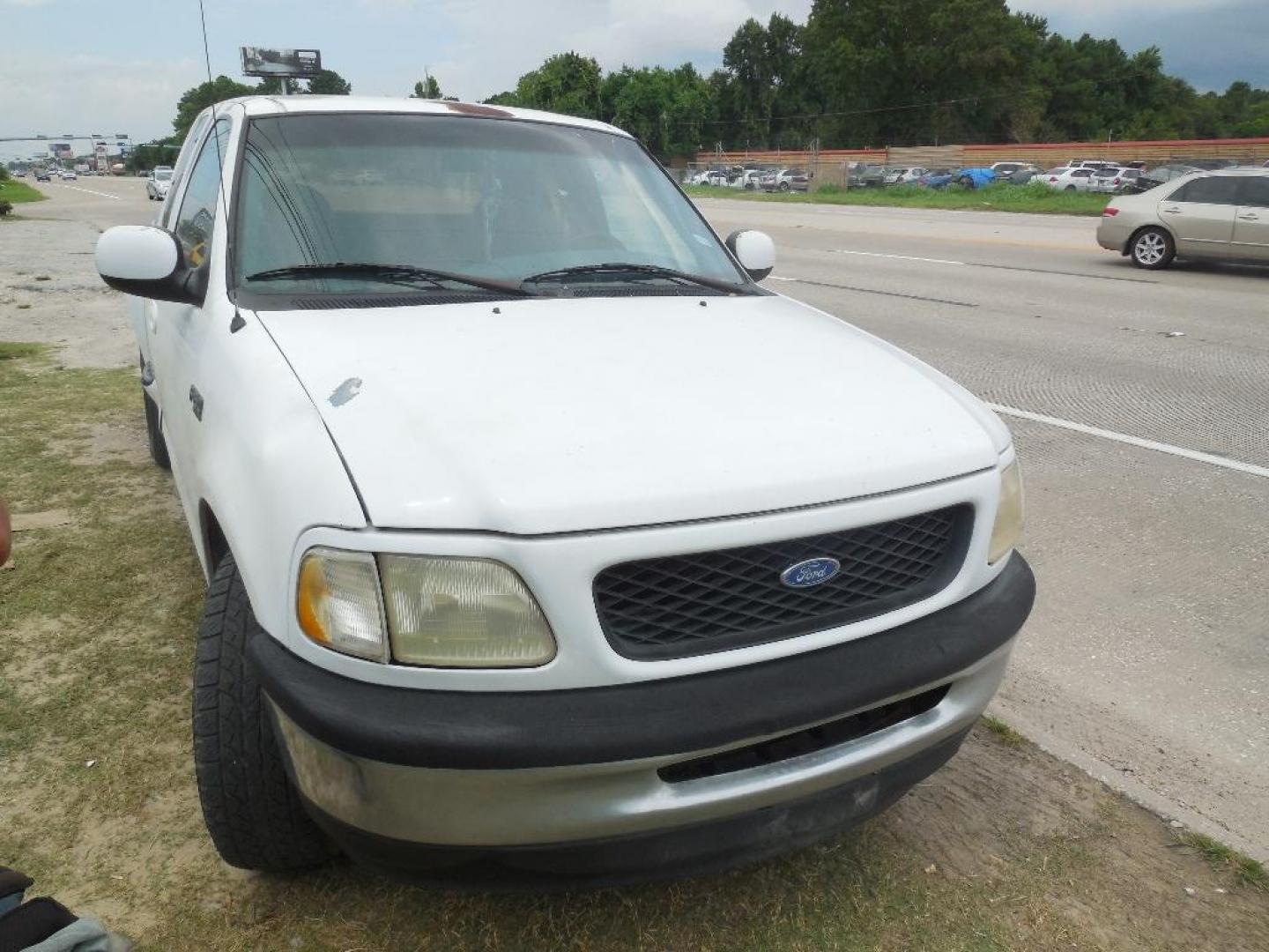 1997 WHITE FORD F-150 SuperCab Flareside Short Bed 2WD (1FTDX07W0VK) with an 4.6L V8 SOHC 16V engine, AUTOMATIC transmission, located at 2303 West Mt. Houston, Houston, 77038, (281) 507-3956, 29.771597, -95.339569 - Photo#0